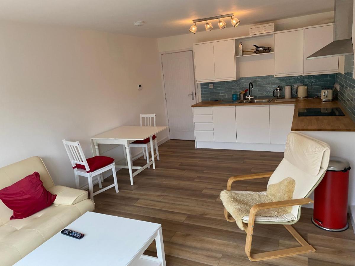Adorable One-Bedroom Flat With Patio Garden. Southwick  Exterior foto
