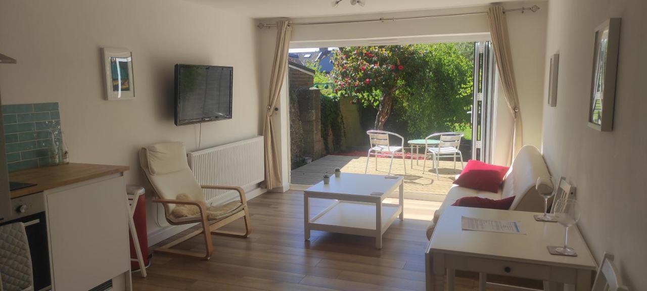 Adorable One-Bedroom Flat With Patio Garden. Southwick  Exterior foto
